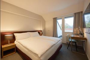 Un pat sau paturi într-o cameră la Parkhotel Wallberg