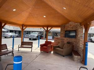 un pabellón con sillas, chimenea y TV en Buffalo Inn Vintage MOTEL en Canyon