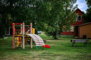 - une aire de jeux avec toboggan dans un parc dans l'établissement Kempings Stieres un Mājas Virtuve, à Upesgrīva