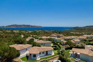 Photo de la galerie de l'établissement Seafront Villa - 5min to BRANDINCHI I Exclusive Garden I Private Beach I BBQ I Wi-Fi, à San Teodoro