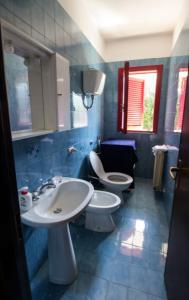 een badkamer met 2 toiletten en een wastafel bij Villa Casaluce con giardino a 5 minuti dalle spiagge in Porto Cesareo