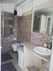 Vannas istaba naktsmītnē Luxury Portorosa villa