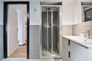 Bilik mandi di 5 MIGLIA APARTMENT la mansarda a Collegno +13 gambar