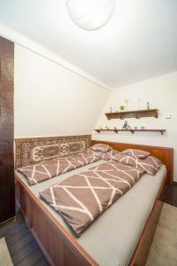Postel nebo postele na pokoji v ubytování Tamás Apartman Balatonföldvár szívében- egész évben nyitva!