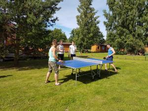 Stolní tenis v ubytování Kempings Stieres un Mājas Virtuve nebo okolí