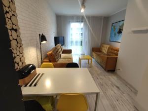 salon ze stołem i kanapą w obiekcie Black House w Jelitkowie