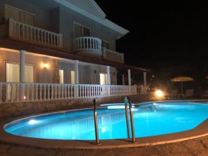 The swimming pool at or close to Villa Etki