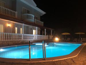 The swimming pool at or close to Villa Etki