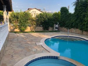 The swimming pool at or close to Villa Etki