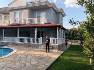The swimming pool at or close to Villa Etki