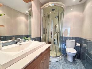 Photo de la galerie de l'établissement Apartamento Arao Malpica con vistas al mar, à Malpica 3 autres photos