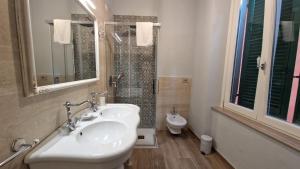 A bathroom at La Perla del Borgo B&B