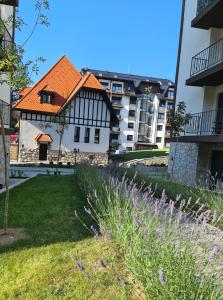 a building with an orange roof in a yard at Oasis Titova vila in Palisat