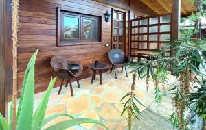 patio z 3 krzesłami i stołem przed budynkiem w obiekcie Cabaña Ecologica w mieście La Orotava