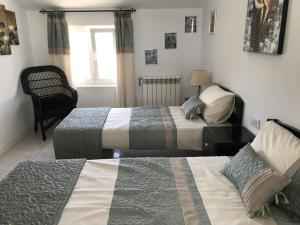 Postel nebo postele na pokoji v ubytování 2 Bed-Sleeps 4-Mtn View-Private Pool & Terrace