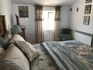 Postel nebo postele na pokoji v ubytování 2 Bed-Sleeps 4-Mtn View-Private Pool & Terrace