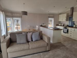 Gallery image of Remarkable 2-Bed Luxury Lodge in Routh with hottub in Routh