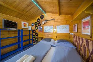 Zimmer mit 2 Betten in einer Hütte in der Unterkunft Páros faház in Balatonföldvár