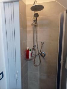 y baño con ducha con cabezal de ducha. en Casa Oliver, en Palazzolo Acreide