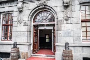 een toegang tot een gebouw met een grote deuropening bij The Velvet Lodge in Den Haag +37 foto's