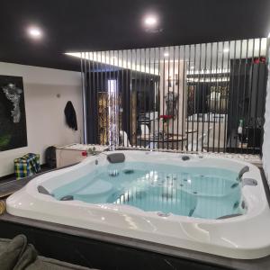 Atletisch Geavanceerde seinpaal LES SECRETS ROOMS, LOVE ROOM DE LUXE AVEC JACUZZI, Rivesaltes – Updated  2023 Prices