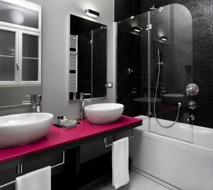 A bathroom at Palace Suite