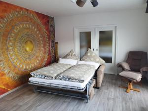 梅德巴赫的住宿－Fewo TaLuLa - Sauerland mit Hund，墙上有大画的房间里一张床位