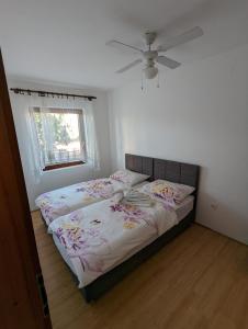 Tempat tidur dalam kamar di Apartments Magnolija 50m from beach