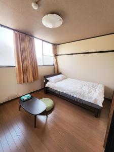 En eller flere senge i et værelse på Minshuku Urbanly