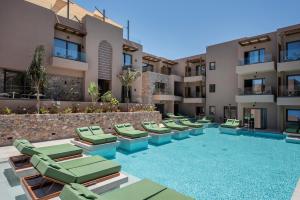 Bazén v ubytování Paralos Venus Suites Adults Only nebo v jeho okolí