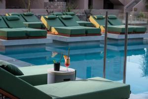 Bazén v ubytování Paralos Venus Suites Adults Only nebo v jeho okolí
