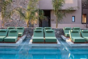 Bazén v ubytování Paralos Venus Suites Adults Only nebo v jeho okolí