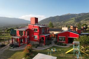 eine Luftansicht eines Hauses mit Spielplatz in der Unterkunft Apart del Valle in Tafí del Valle