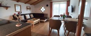 salon z kanapą i stołem w obiekcie Appartement Thunhart Manfred & Doris w mieście Altenmarkt im Pongau