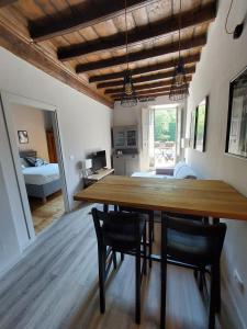 un comedor con una gran mesa de madera y sillas en Appartamento per 2 o 4 persone - Torino Gran Madre, en Turín