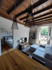 sala de estar con sofá y cama en Appartamento per 2 o 4 persone - Torino Gran Madre, en Turín