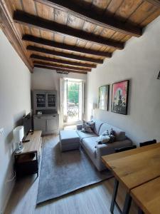 uma sala de estar com um sofá e uma mesa em Appartamento per 2 o 4 persone - Torino Gran Madre em Turim