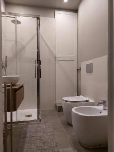 uma casa de banho com um chuveiro, um WC e um lavatório. em Appartamento per 2 o 4 persone - Torino Gran Madre em Turim