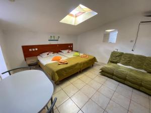 a bedroom with a bed and a couch at Garsoniere Victor Seaview Aer Conditionat- Bucatarie-Primim Carduri Vacanta-Pet Friendly la 3 minute de Plaja Reyna-Zoom Beach in Constanţa