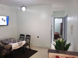 タンジェにあるLovely Cozy and Comfortable 2 bedroom Appt Tangierのダイニングルーム(テーブル、椅子、鏡付)