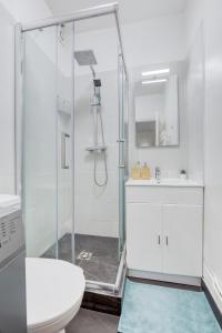 a bathroom with a shower and a toilet and a sink at Joli Appartement 20 minutes Paris, Orly, CDG, Disney, Wi-Fi & Netflix in Le Perreux-Sur-Marne
