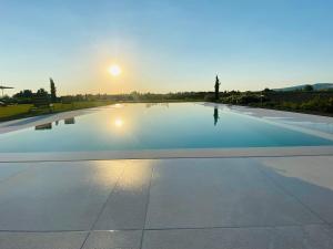 Borgo Degli Angeli Resort e Spa内部或周边的泳池