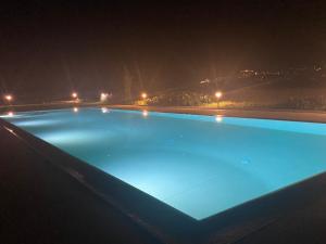 Borgo Degli Angeli Resort e Spa内部或周边的泳池