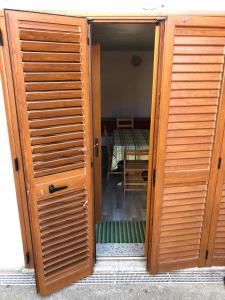 una puerta abierta a una habitación con una mesa en Monolocale Paduledda en Cascabraga