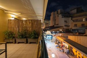 desde el balcón de un restaurante por la noche en City Stories, en Heraclión