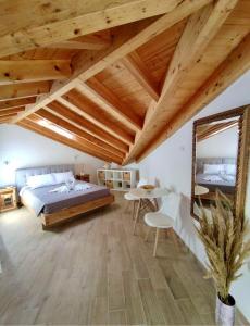 Schlafzimmer mit einem Bett, einem Tisch und einem Spiegel in der Unterkunft Nereides Apartments in Agios Gordios