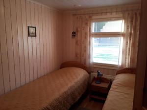 キイテーにあるKitsoppiのベッドルーム1室(ベッド2台、窓付)