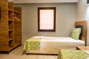 a small bedroom with a bed and a window at İznik Seyir Otel in İznik