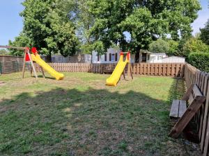 Plac zabaw dla dzieci w obiekcie Grand Mobile home dans camping