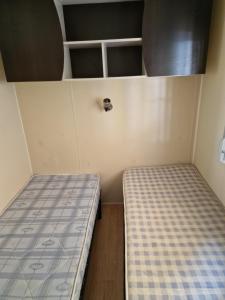 mały pokój z dwoma łóżkami w obiekcie Grand Mobile home dans camping w mieście Mimizan +13 zdjęć